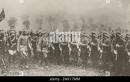 Il Kaiser e il principe ereditario esaminano le truppe. La foto è stata scattata poco prima del viaggio tedesco a Parigi nel giugno 1918. Foto Stock