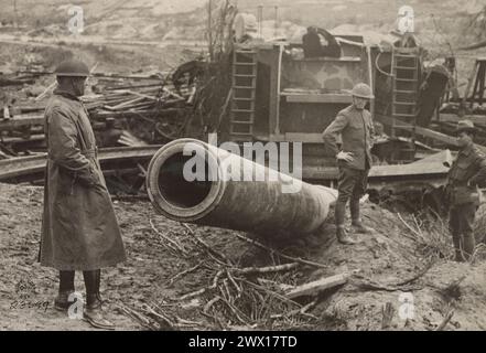 Avanzata americana sulla Cambrai - St Davanti a Quentin; invece di permettere che il cannone Big Bertha cadesse nelle mani degli americani, i tedeschi in ritirata fecero esplodere il loro cannone CA. 1917-1918 Foto Stock