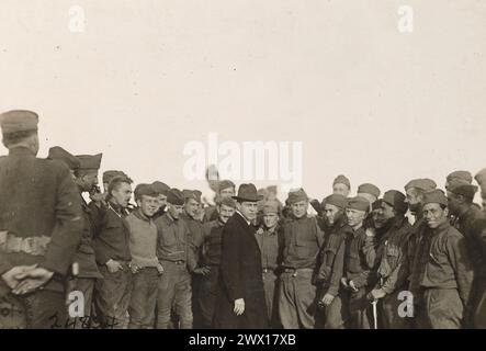 Segretario alla Guerra Newton D. Baker si rivolge a un gruppo di soldati; tra Rampont e Souhermes-la-petit France ca. 1918 Foto Stock