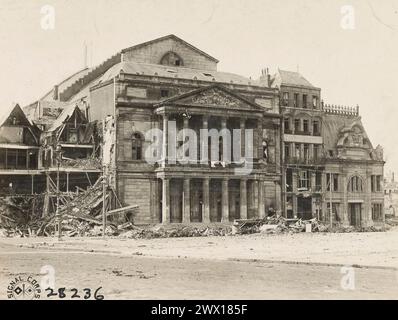 Il Teatro di San Quentin soffrì di un fuoco nemico; San Quentin, Francia ca. 1918 Foto Stock