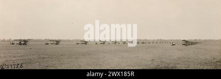 Aerei pronti per l'ispezione all'Eberts Field di Lonoke, Arkansas, CA. 1918 Foto Stock