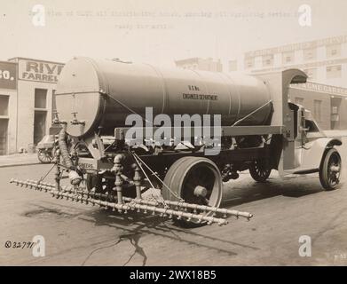 Mack Oil Distributing Truck - Vista posteriore del camion di distribuzione dell'olio Mack che mostra il dispositivo di distribuzione dell'olio in posizione per il funzionamento. Prodotto dalla International Motor Company CA. 1918 Foto Stock