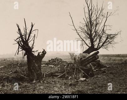 Posizione di artiglieria tedesca catturata - il terreno intorno a questa posizione fu arato da uno sbarramento americano vicino a Landerville, A rdennes, Francia ca. 1918 Foto Stock