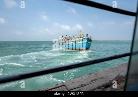 Un traghetto trasporta i passeggeri attraverso lo stretto di Palk dall'isola di Delft a Kurikadduwan sulla terraferma dello Sri Lanka. Foto Stock