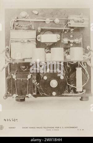 Primo piano di un telefono a corto raggio per il governo degli Stati Uniti (set di telefoni radio per aerei) CA. 1918-1919 Foto Stock