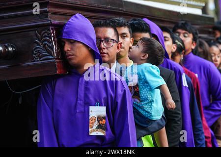 Antigua, Guatemala. 26 marzo 2024. I penitenti cattolici portano il Gesù processuale di Nazareth che galleggia dall'Ermita de El Calvario il martedì Santo durante Semana Santa, 26 marzo 2024 ad Antigua, Guatemala. Le sontuose processioni, le dettagliate alfombre e le tradizioni secolari attraggono oltre 1 milione di persone nell'antica capitale. Crediti: Richard Ellis/Richard Ellis/Alamy Live News Foto Stock