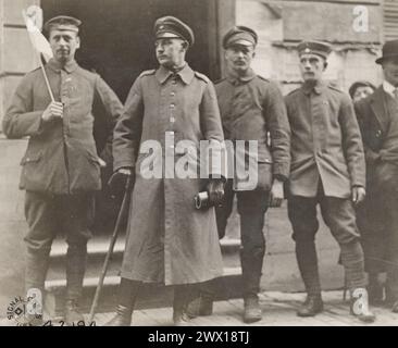 Didascalia originale: "Estranei" tedeschi che si presentarono con una bandiera bianca quando gli americani entrarono in città. I tedeschi si arresero ai fotografi divisionali che erano arrivati prima del gruppo principale; Longwy, Meurthe et Moselle, Francia ca. 1918 Foto Stock