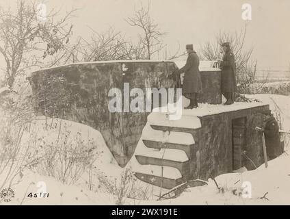 Dugout di cemento tedesco con una piccola postazione di cannoni sulla parte superiore. St Maurice, Meuse, Francia CA. Febbraio 1919 Foto Stock