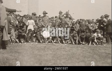 Ragazzi in attesa del segnale per iniziare la gara nel concorso di rotellamento delle uova di Pasqua ca. Aprile 1919 Foto Stock