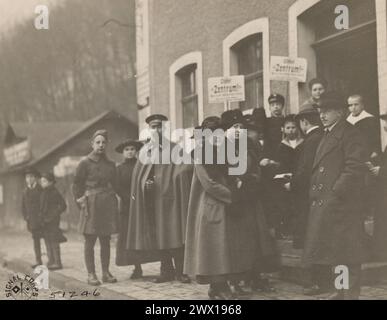 Civili di fronte a un posto elettorale durante il primo dopoguerra in Germania; Montabaur Germany ca. 1919 Foto Stock