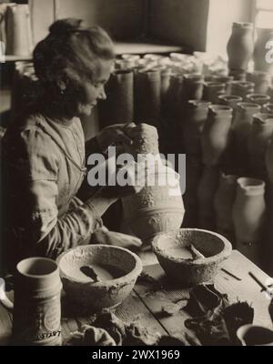 Didascalia originale: I. W. Remy Fabrek, manifatturiera principalmente Steins. La pittura di una vecchia signora ruba preparandosi alla combustione. Hohr, Germania ca. 1919 Foto Stock