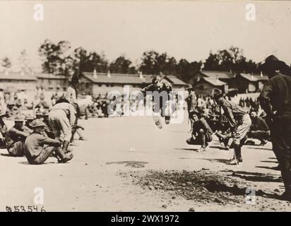 Soldati della U.S. School of Military Aeronautics, Ohio State College, Field Day Events, qui, un soldato partecipa a un evento di salto in lungo ca. 1919 Foto Stock