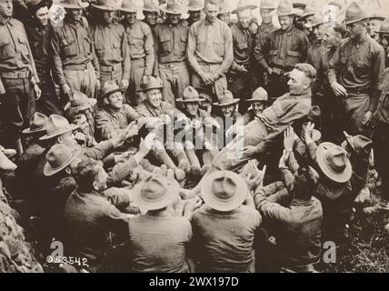 Soldati della U.S. School of Military Aeronautics, Ohio State College, uomini che partecipano a un'esercitazione fiduciaria o si divertono seduti in cerchio e spingono un uomo in giro che è caduto in braccio CA. 1918-1919 Foto Stock