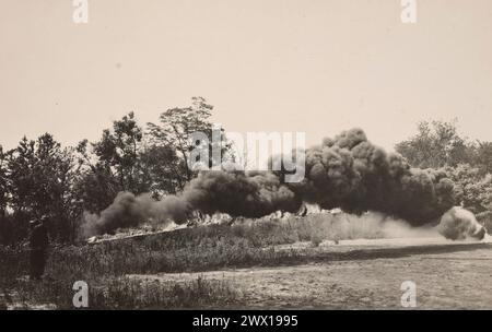 Chemical Warfare Service; Research Division; apparecchi per proiettori di fiamma. Vista laterale. Uomo che sta testando un lanciafiamme CA. 1918 Foto Stock