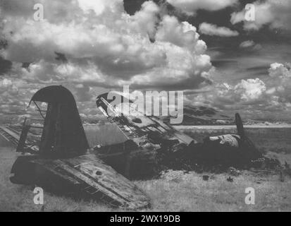 Vista a infrarossi dell'aereo giapponese distrutto vicino a Angeles, Pampanga, su Luzon, nelle Isole Filippine sullo sfondo c'è il Monte Arayat, a circa 10-24 miglia di distanza circa. Maggio 1945 Foto Stock