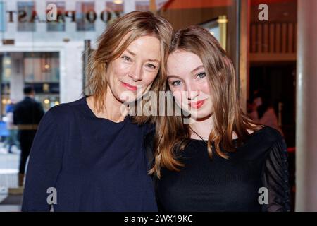 Premiere ARD serie - CharitÃ Jenny Schily und Alma Schily bei der Premiere der 4. Staffel der ARD serie Charite AM 26.03.2024 a Berlino. *** Premiere serie ARD CharitÃ Jenny Schily e Alma Schily alla prima della quarta stagione della serie ARD Charite su 26 03 2024 a Berlino Copyright: XEventpressxKochanx Foto Stock