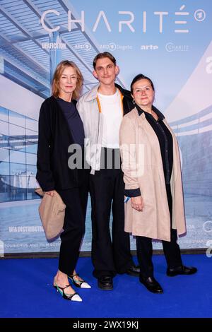 Prima serie ARD - CharitÃ Jenny Schily, Joshua Seelenbinder und Anne-Kathrin Gummich bei der Premiere der 4. Staffel der ARD serie Charite AM 26.03.2024 a Berlino. *** Premiere serie ARD CharitÃ Jenny Schily, Joshua Seelenbinder e Anne Kathrin Gummich alla prima della quarta stagione della serie ARD Charite su 26 03 2024 a Berlino Copyright: XEventpressxKochanx Foto Stock