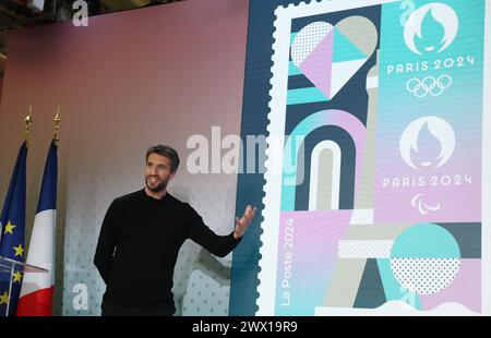 Parigi, Francia. 26 marzo 2024. Tony Estanguet, presidente del Comitato Organizzatore di Parigi 2024, partecipa alla cerimonia di inaugurazione del francobollo ufficiale per i Giochi Olimpici e Paralimpici di Parigi 2024 presso il Museo postale francese di Parigi, Francia, 26 marzo 2024. Traendo ispirazione dall'identità visiva delle Olimpiadi di Parigi, il francobollo mette in evidenza luoghi iconici come la Torre Eiffel e la Senna, con elementi sportivi di atletica e rimbalzi di palla in esso presenti. Il francobollo ha finiture eccezionali con stampaggio a caldo. Crediti: Gao Jing/Xinhua/Alamy Live News Foto Stock