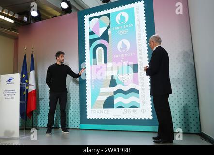 Parigi, Francia. 26 marzo 2024. Tony Estanguet (L), presidente del Comitato Organizzatore di Parigi 2024, partecipa alla cerimonia di inaugurazione del francobollo ufficiale per i Giochi Olimpici e Paralimpici di Parigi 2024 presso il Museo postale francese di Parigi, Francia, 26 marzo 2024. Traendo ispirazione dall'identità visiva delle Olimpiadi di Parigi, il francobollo mette in evidenza luoghi iconici come la Torre Eiffel e la Senna, con elementi sportivi di atletica e rimbalzi di palla in esso presenti. Il francobollo ha finiture eccezionali con stampaggio a caldo. Crediti: Gao Jing/Xinhua/Alamy Live News Foto Stock