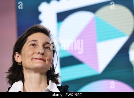 Parigi, Francia. 26 marzo 2024. Il ministro dello sport francese Amelie Oudea-Castera si reca alla cerimonia di inaugurazione del francobollo ufficiale per i Giochi Olimpici e Paralimpici di Parigi 2024 presso il Museo postale francese di Parigi, Francia, 26 marzo 2024. Traendo ispirazione dall'identità visiva delle Olimpiadi di Parigi, il francobollo mette in evidenza luoghi iconici come la Torre Eiffel e la Senna, con elementi sportivi di atletica e rimbalzi di palla in esso presenti. Il francobollo ha finiture eccezionali con stampaggio a caldo. Crediti: Gao Jing/Xinhua/Alamy Live News Foto Stock