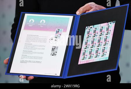 Parigi, Francia. 26 marzo 2024. I francobolli ufficiali per i Giochi Olimpici e Paralimpici di Parigi 2024 sono visti durante una presentazione al Museo postale francese di Parigi, Francia, 26 marzo 2024. Traendo ispirazione dall'identità visiva delle Olimpiadi di Parigi, il francobollo mette in evidenza luoghi iconici come la Torre Eiffel e la Senna, con elementi sportivi di atletica e rimbalzi di palla in esso presenti. Il francobollo ha finiture eccezionali con stampaggio a caldo. Crediti: Gao Jing/Xinhua/Alamy Live News Foto Stock