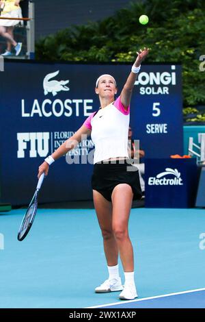 Miami Gardens, Florida, Stati Uniti. 26 marzo 2024. Victoria Azarenka serve Yulia Putintseva (KAZ) durante i quarti di finale femminile al Miami Open 2024 presentata da Itau all'Hard Rock Stadium. (Credit Image: © Debby Wong/ZUMA Press Wire) SOLO PER USO EDITORIALE! Non per USO commerciale! Foto Stock