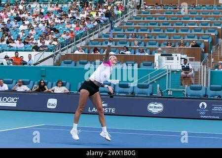 Miami Gardens, Florida, Stati Uniti. 26 marzo 2024. Victoria Azarenka serve Yulia Putintseva (KAZ) durante i quarti di finale femminile al Miami Open 2024 presentata da Itau all'Hard Rock Stadium. (Credit Image: © Debby Wong/ZUMA Press Wire) SOLO PER USO EDITORIALE! Non per USO commerciale! Foto Stock