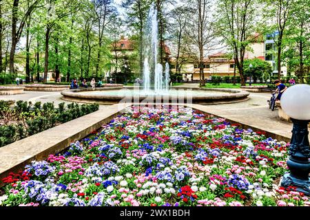 Bellissima fontana nel parco di Jaslo. Foto Stock