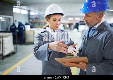 Persone, appunti o magazzini in logistica, sicurezza o cappello in riunioni, edifici o consegne di prodotti. Manager, dipendente donna o casco in dotazione Foto Stock