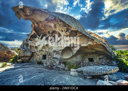 FRANCIA. CORSE-DU-SUD (2A) MONACIA D'AULLENE. L'HERITAGE TRAIL RIVELA IMPONENTI GROTTE E ORII, QUESTI HABITAT TROGLODITI CHE HANNO ATTRAVERSATO IL CE Foto Stock