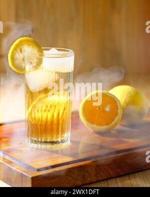 un bicchiere di tè freddo al limone con fette di limone come guarnigione Foto Stock