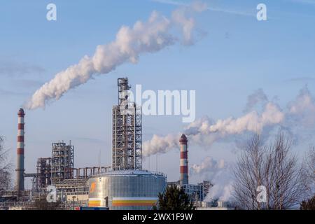 Il lavoro di un impianto petrolchimico. Il fumo proviene dal camino. Foto Stock
