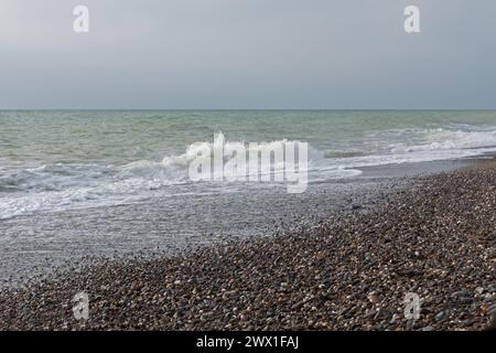 Mare grigio-pastello. Struttura di un oceano infuriante, cornice completa con spazio per il testo. Il concetto di tempo, vacanza, viaggio. L'acqua di mare pura e limpida, grande Foto Stock