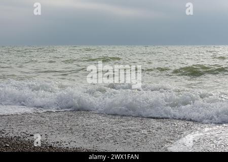 Mare grigio-pastello. Struttura di un oceano infuriante, cornice completa con spazio per il testo. Il concetto di tempo, vacanza, viaggio. L'acqua di mare pura e limpida, grande Foto Stock