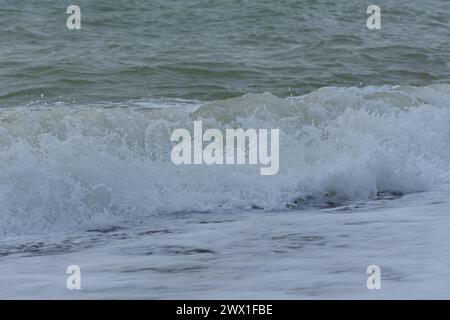 Mare grigio-pastello. Struttura di un oceano infuriante, cornice completa con spazio per il testo. Il concetto di tempo, vacanza, viaggio. L'acqua di mare pura e limpida, grande Foto Stock