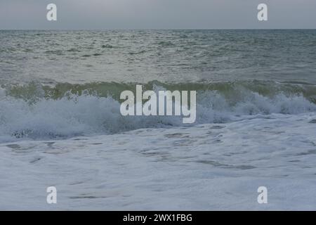 Mare grigio-pastello. Struttura di un oceano infuriante, cornice completa con spazio per il testo. Il concetto di tempo, vacanza, viaggio. L'acqua di mare pura e limpida, grande Foto Stock