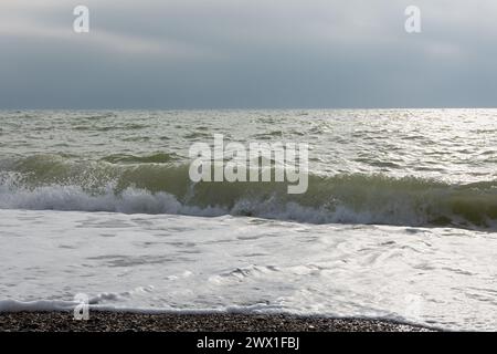 Mare grigio-pastello. Struttura di un oceano infuriante, cornice completa con spazio per il testo. Il concetto di tempo, vacanza, viaggio. L'acqua di mare pura e limpida, grande Foto Stock