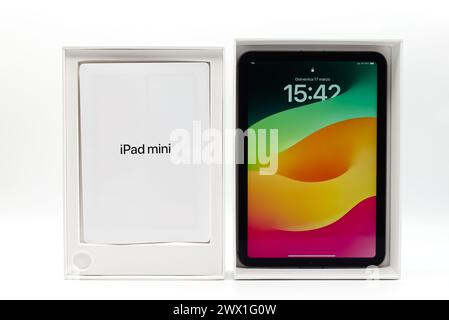 IPad Mini di Apple Inc. Isolato su sfondo bianco. Foto Stock