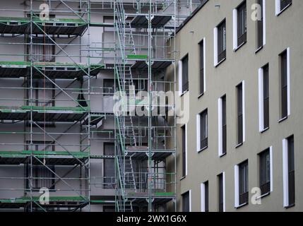 Monaco, Germania. 27 marzo 2024. Ponteggio sul cantiere di un nuovo edificio. Gli istituti di ricerca economica presentano le loro previsioni congiunte per la primavera 2024 in una conferenza stampa del 27 marzo 2024. Crediti: Sven Hoppe/dpa/Alamy Live News Foto Stock