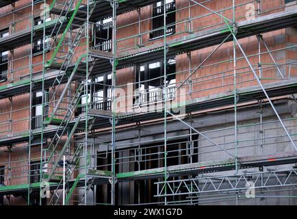 Monaco, Germania. 27 marzo 2024. Ponteggio sul cantiere di un nuovo edificio. Gli istituti di ricerca economica presentano le loro previsioni congiunte per la primavera 2024 in una conferenza stampa del 27 marzo 2024. Crediti: Sven Hoppe/dpa/Alamy Live News Foto Stock