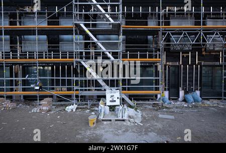 Monaco, Germania. 27 marzo 2024. Ponteggio sul cantiere di un nuovo edificio. Gli istituti di ricerca economica presentano le loro previsioni congiunte per la primavera 2024 in una conferenza stampa del 27 marzo 2024. Crediti: Sven Hoppe/dpa/Alamy Live News Foto Stock