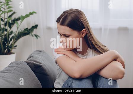 Frustrata e confusa donna si sente infelice, problemi nella vita personale, litigio rompere con il fidanzato e concetto di gravidanza inaspettato. Ansioso preoccupato Foto Stock