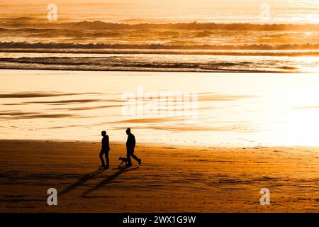 Gente che cammina sulla spiaggia vicino all'Oceano Pacifico a Manzanita, Oregon. Foto Stock
