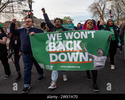 Washington, District of Columbia, USA. 26 marzo 2024. I sostenitori del diritto illimitato all'aborto si radunano presso la Corte Suprema mentre ascolta argomentazioni orali sulla legalità dell'approvazione FDAÃs della pillola abortiva mifepristone. (Credit Image: © sue Dorfman/ZUMA Press Wire) SOLO PER USO EDITORIALE! Non per USO commerciale! Foto Stock