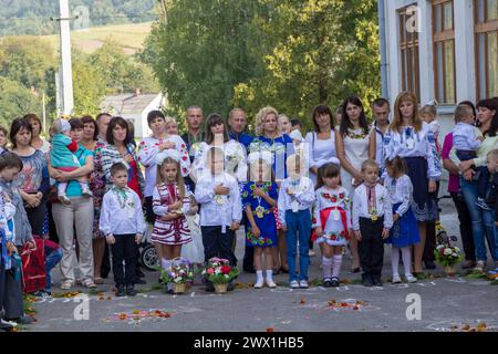 3 settembre, Ucraina, Nova Skvariava, piccoli scolari ucraini sulla festa della prima campana Foto Stock