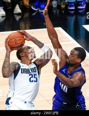 Sacramento, Stati Uniti. 26 marzo 2024. P.J. Washington (L) dei Dallas Mavericks spara al pallone durante una partita di stagione regolare NBA tra Sacramento Kings e Dallas Mavericks a Sacramento, Stati Uniti, 26 marzo 2024. Crediti: Wu Xiaoling/Xinhua/Alamy Live News Foto Stock