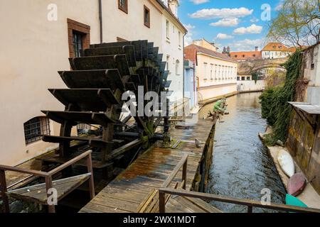 Isola di Kampa, conosciuta come Venezia di Praga, nella Mala strana con il piccolo fiume Diavolo, Certovka. Nella ruota di fresatura anteriore. Boemia centrale, Repubblica Ceca Foto Stock