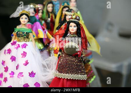 Teheran, Iran. 26 marzo 2024. Gli oggetti d'artigianato sono esposti in un bazar all'esterno del Palazzo Niavaran nel nord di Teheran, capitale dell'Iran, 26 marzo 2024. La gente ha visitato il Niavaran Palace durante la vacanza di Capodanno di Nowruz, che cade il 20 marzo di quest'anno. Crediti: Shadati/Xinhua/Alamy Live News Foto Stock