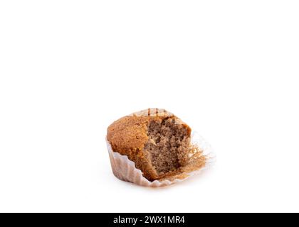 Cupcake con un morso mangiato fuori da esso su uno sfondo bianco isolato Foto Stock