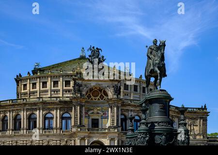 Semper Opera, famosa in tutto il mondo, sulla piazza del teatro, nella città vecchia di Dresda, Sassonia, Germania. Foto Stock